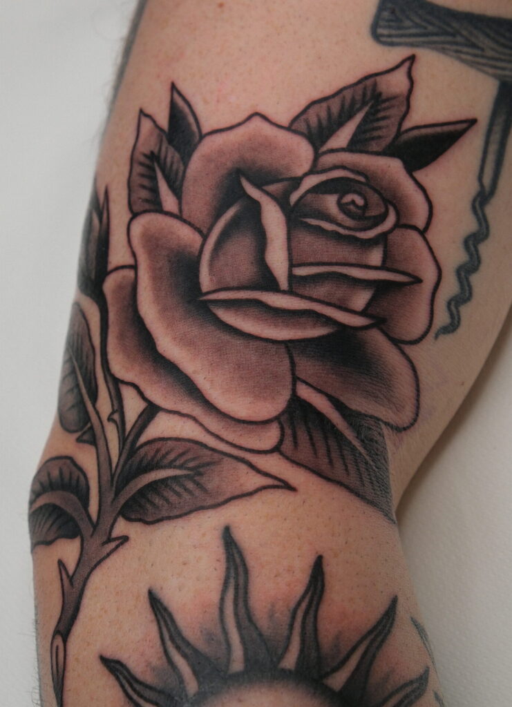 Rose traditionnelle en noir et gris pour compléter un bras à Nice